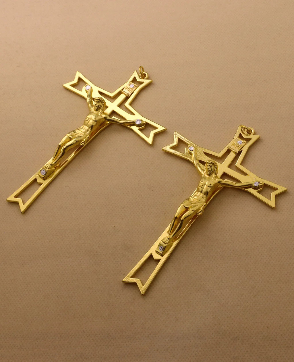 1Pc Crucifix Jesus Cross Pendant Christian INRI Christ Hand Holding Cross Blessing Jewelry Ornament Wall Church Decor Craft Gift
