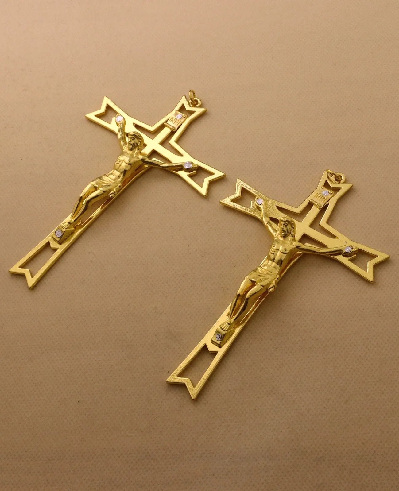 1Pc Crucifix Jesus Cross Pendant Christian INRI Christ Hand Holding Cross Blessing Jewelry Ornament Wall Church Decor Craft Gift