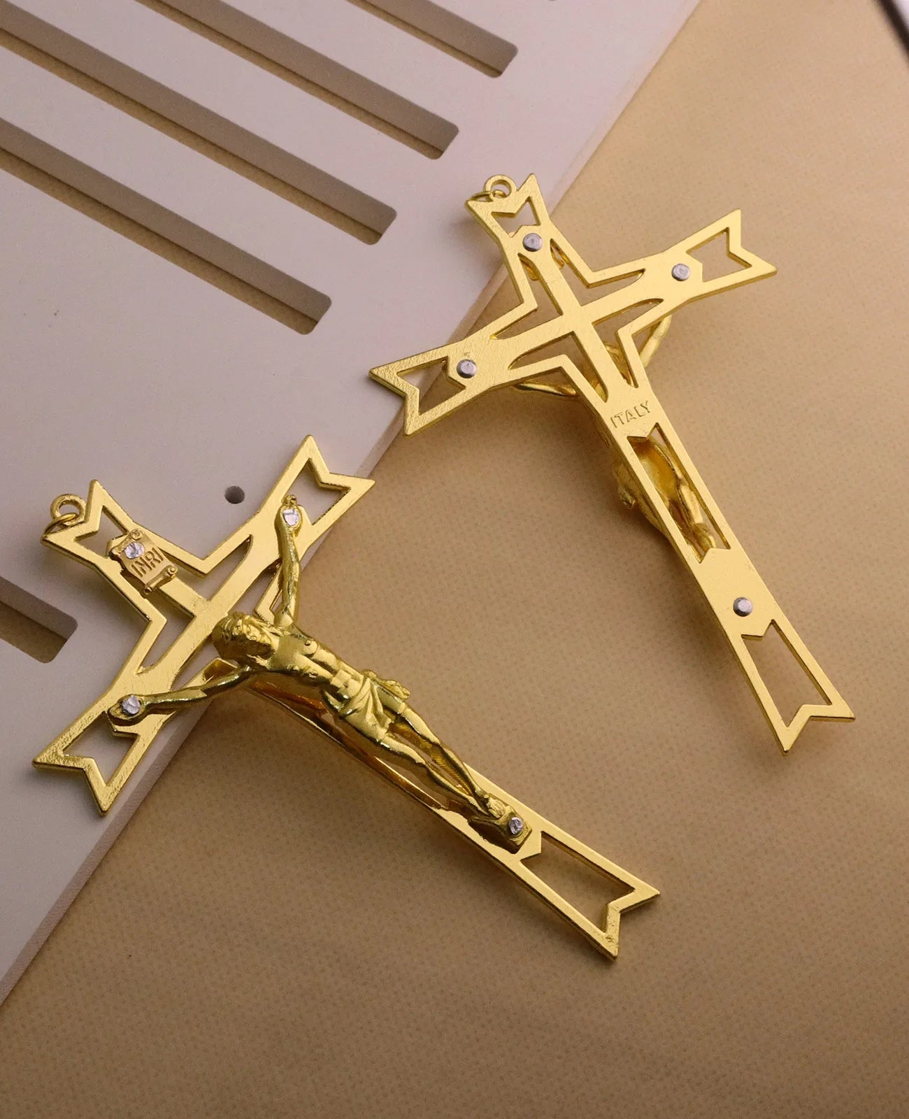 1Pc Crucifix Jesus Cross Pendant Christian INRI Christ Hand Holding Cross Blessing Jewelry Ornament Wall Church Decor Craft Gift