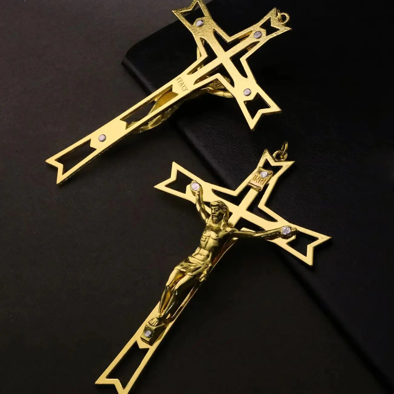 1Pc Crucifix Jesus Cross Pendant Christian INRI Christ Hand Holding Cross Blessing Jewelry Ornament Wall Church Decor Craft Gift