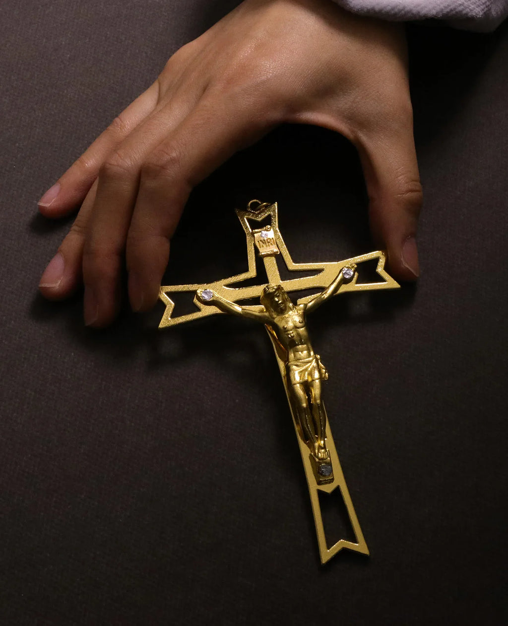 1Pc Crucifix Jesus Cross Pendant Christian INRI Christ Hand Holding Cross Blessing Jewelry Ornament Wall Church Decor Craft Gift