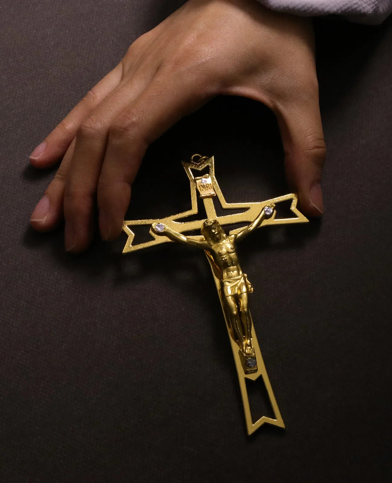 1Pc Crucifix Jesus Cross Pendant Christian INRI Christ Hand Holding Cross Blessing Jewelry Ornament Wall Church Decor Craft Gift